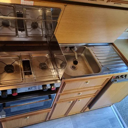 Retro Camper Hire Discover Ireland אתר קמפינג