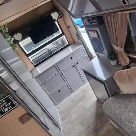 אתר קמפינג Retro Camper Hire Discover Ireland *