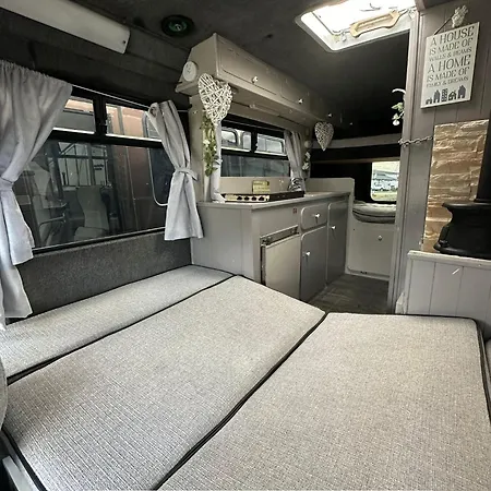 Retro Camper Hire Discover Ireland אתר קמפינג *