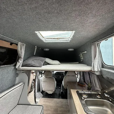 אתר קמפינג Retro Camper Hire Discover Ireland *