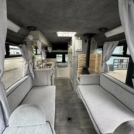 Retro Camper Hire Discover Ireland אתר קמפינג *