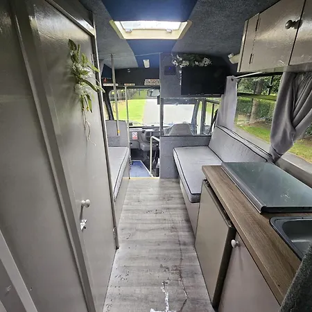 Retro Camper Hire Discover Ireland אתר קמפינג *