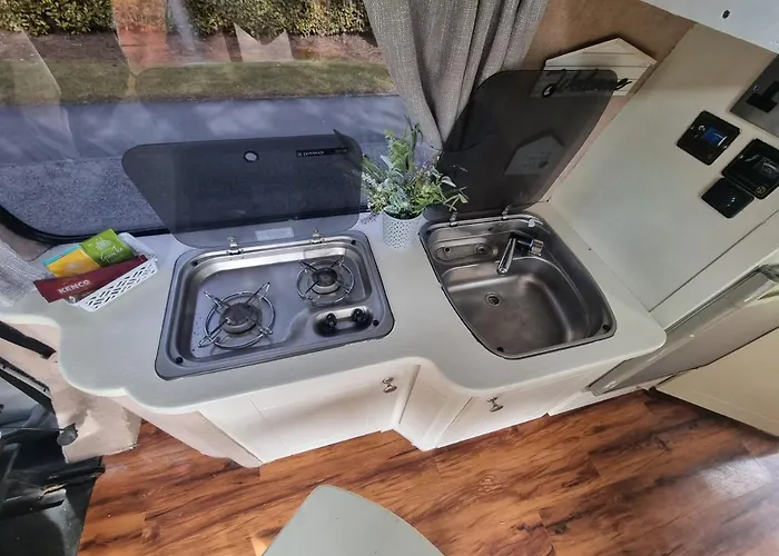 אתר קמפינג Retro Camper Hire Discover Ireland