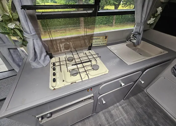 Retro Camper Hire Discover Ireland אתר קמפינג *